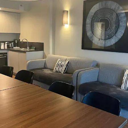Urbanflat 130 - Beautiful 4 Bedroom *