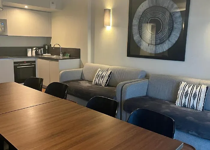 Urbanflat 130 - Beautiful 4 Bedroom *